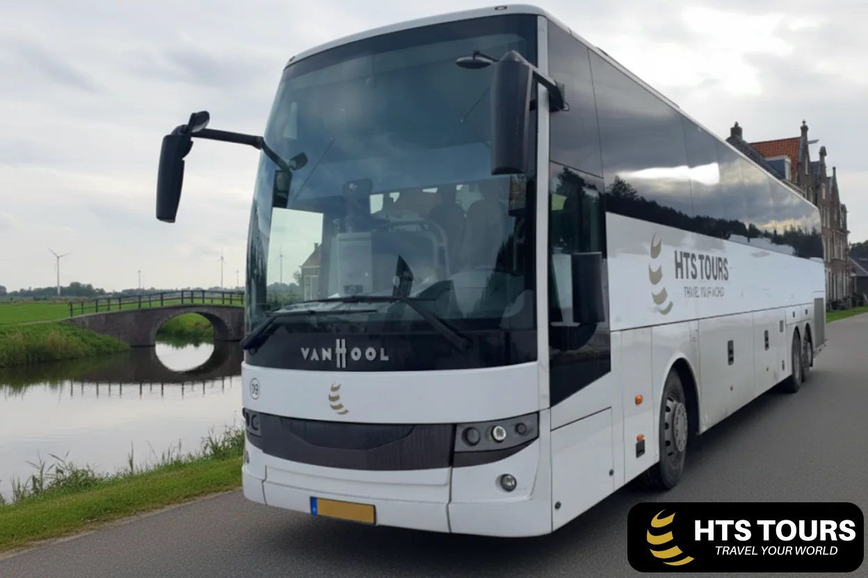 Van Hool luxe touringcar voor 64 passagiers